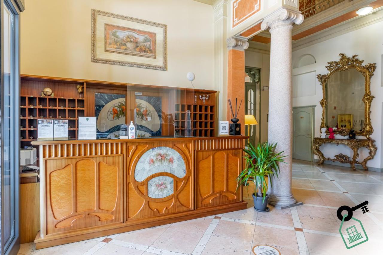 Hotel Rooms Lago Maggiore Verbania Exterior photo